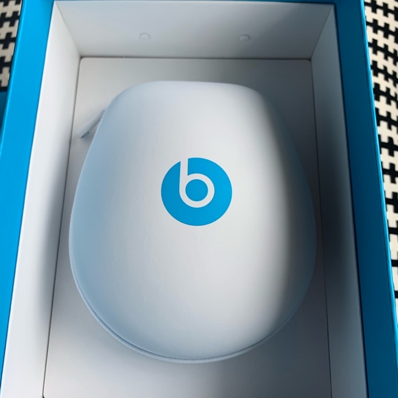 Beats - Picture 2 of 4